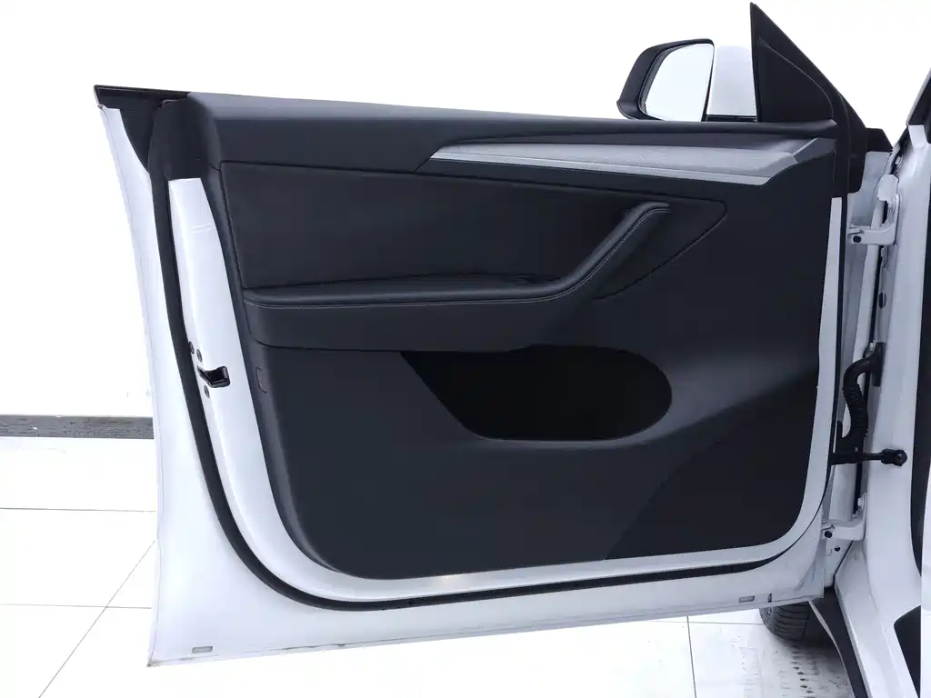 Tesla Model Y — миниатюра 10