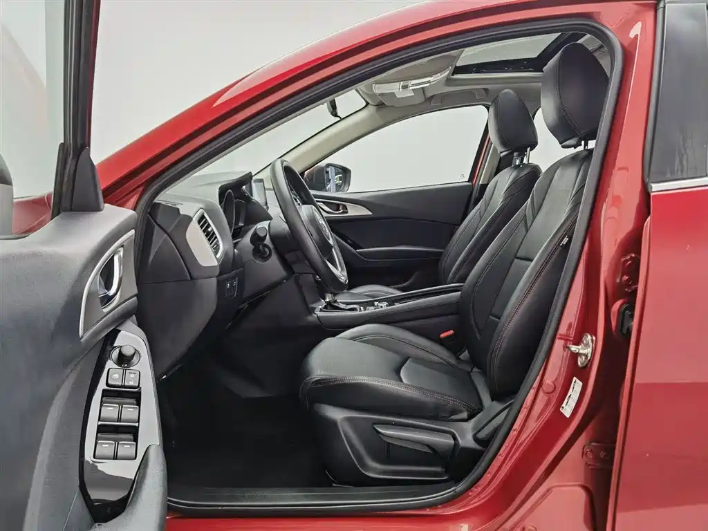 Mazda Mazda3 3 2017 1.5L AT Luxury V