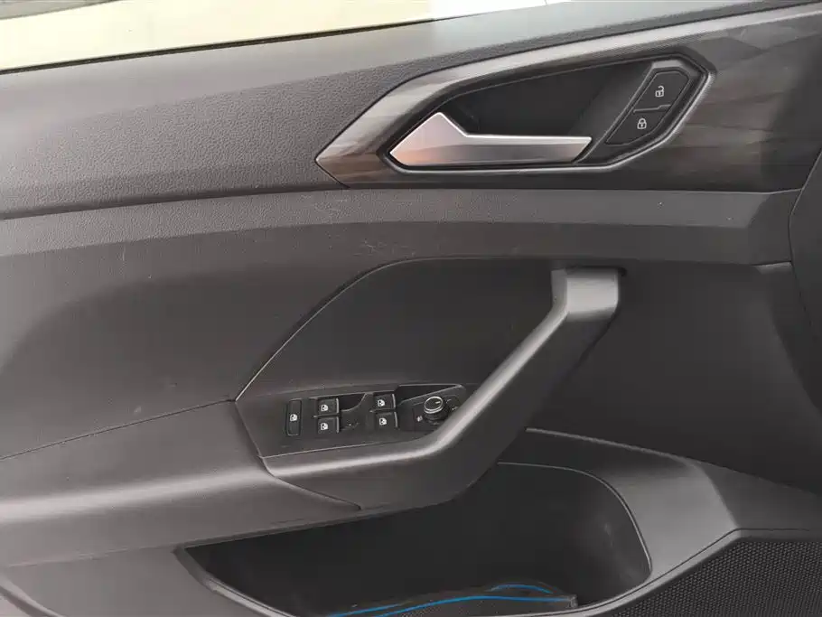 Volkswagen Tacqua 2020 1.5L AT
