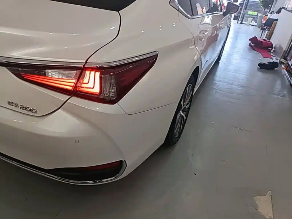 Lexus ES — миниатюра 8