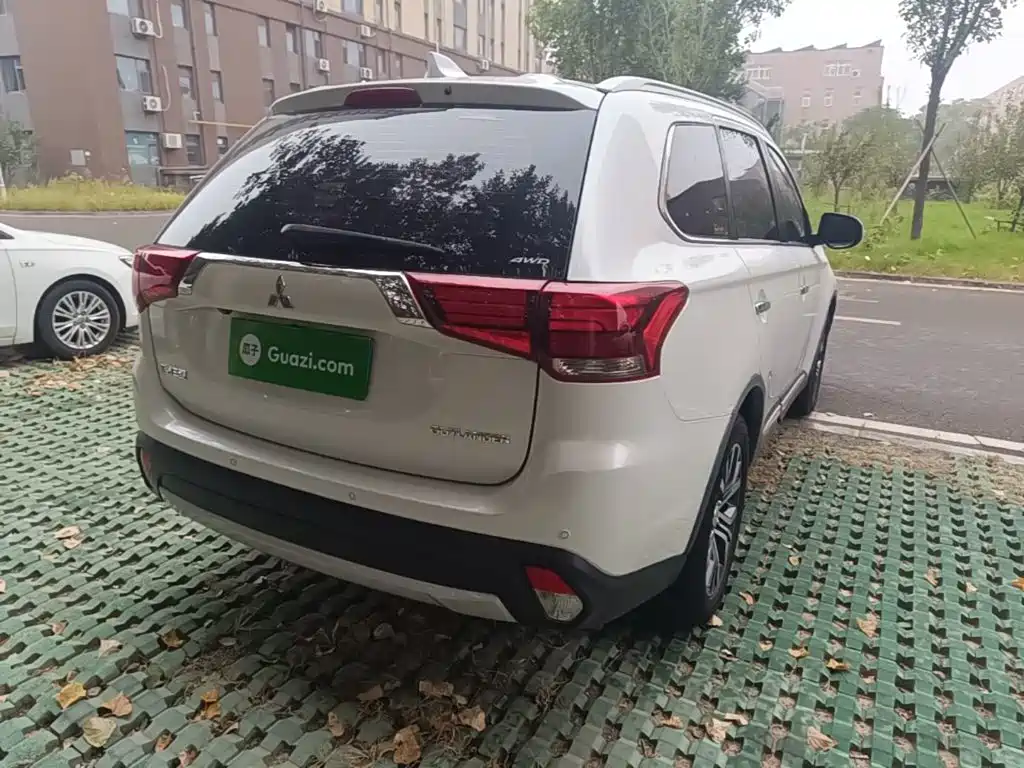 Mitsubishi Outlander — миниатюра 7