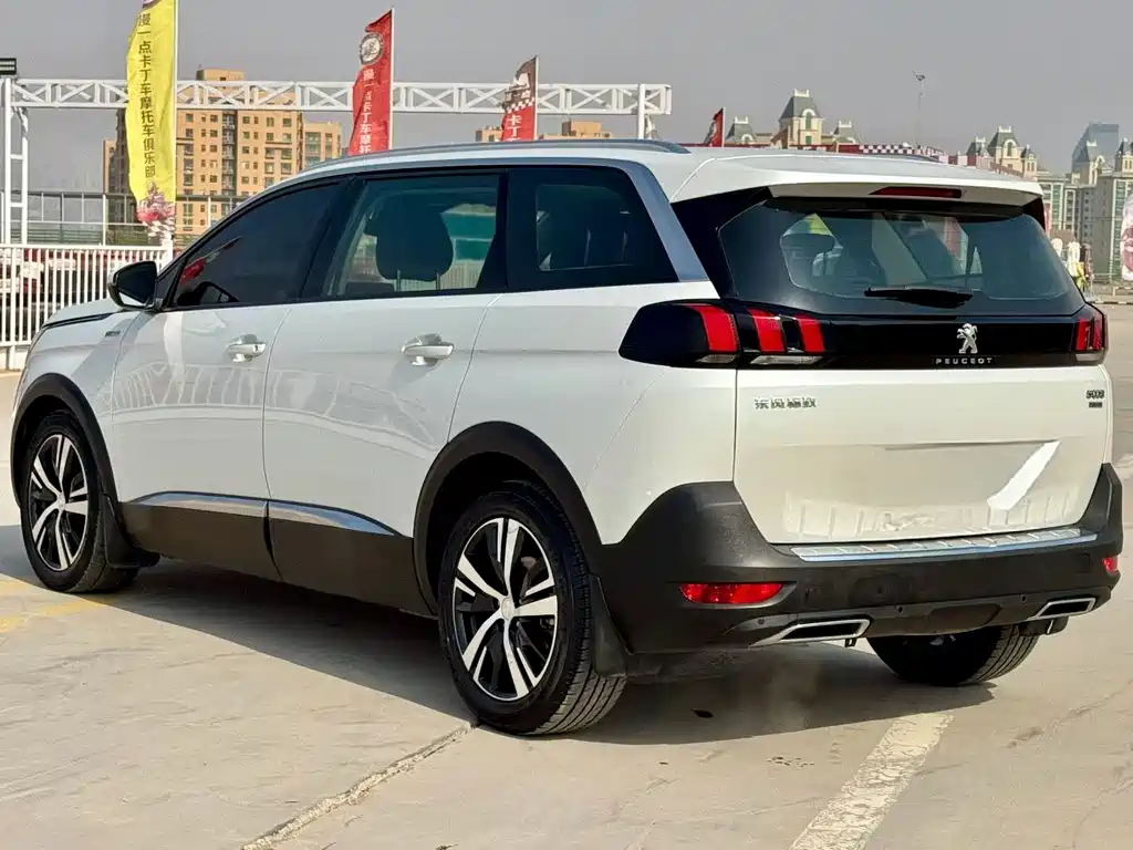 PEUGEOT 5008