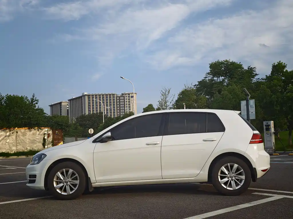 Volkswagen Golf 2014 1.6L AT Fashion