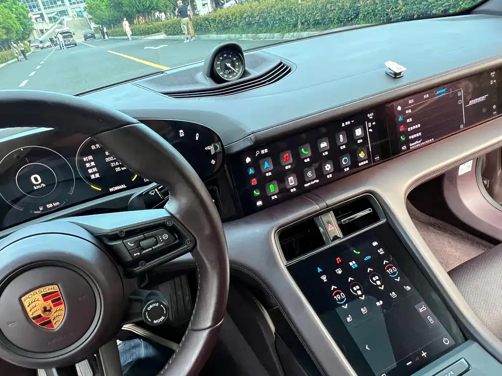 Porsche Taycan — миниатюра 10