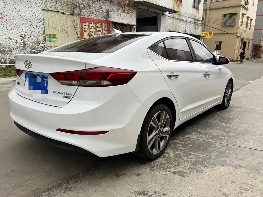 Hyundai Elantra — миниатюра 7