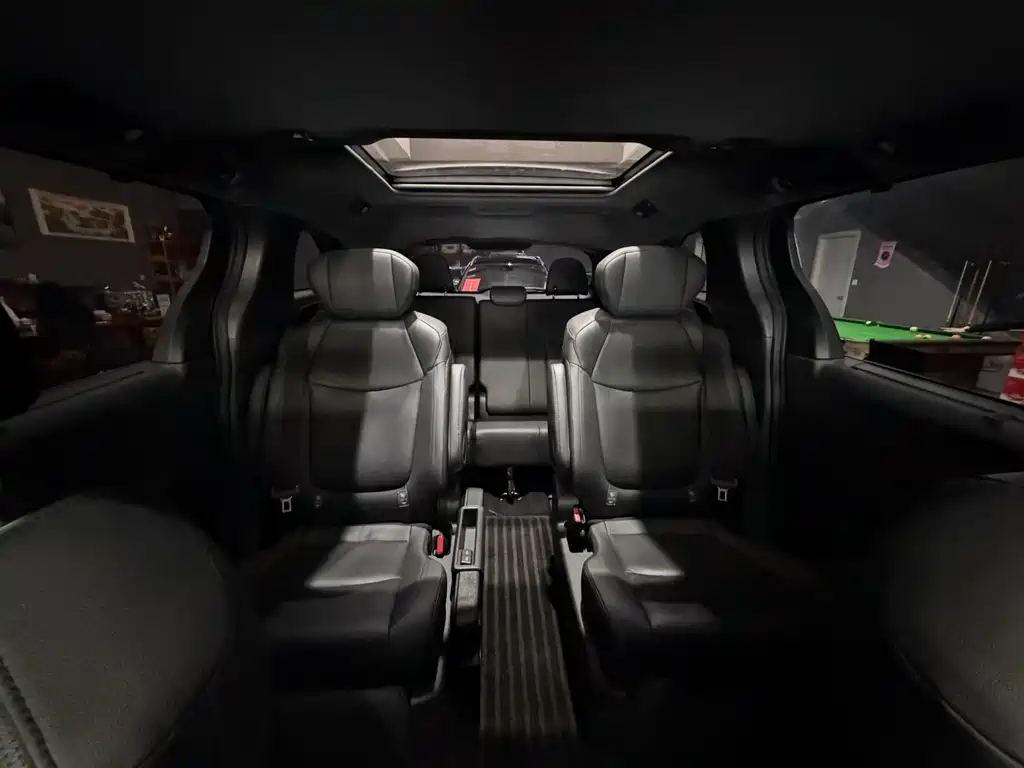 Toyota Granvia 2.5L Hybrid Premium Baron VIP Edition, фото 9