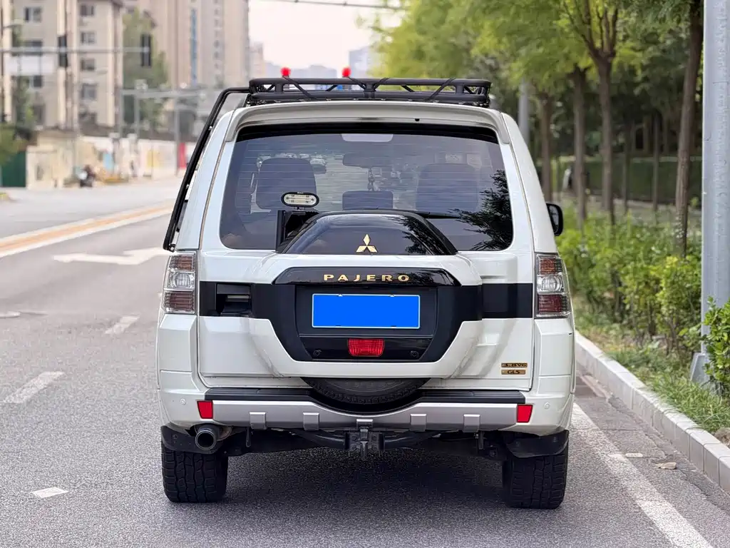 Mitsubishi Pajero (Import) — миниатюра 5