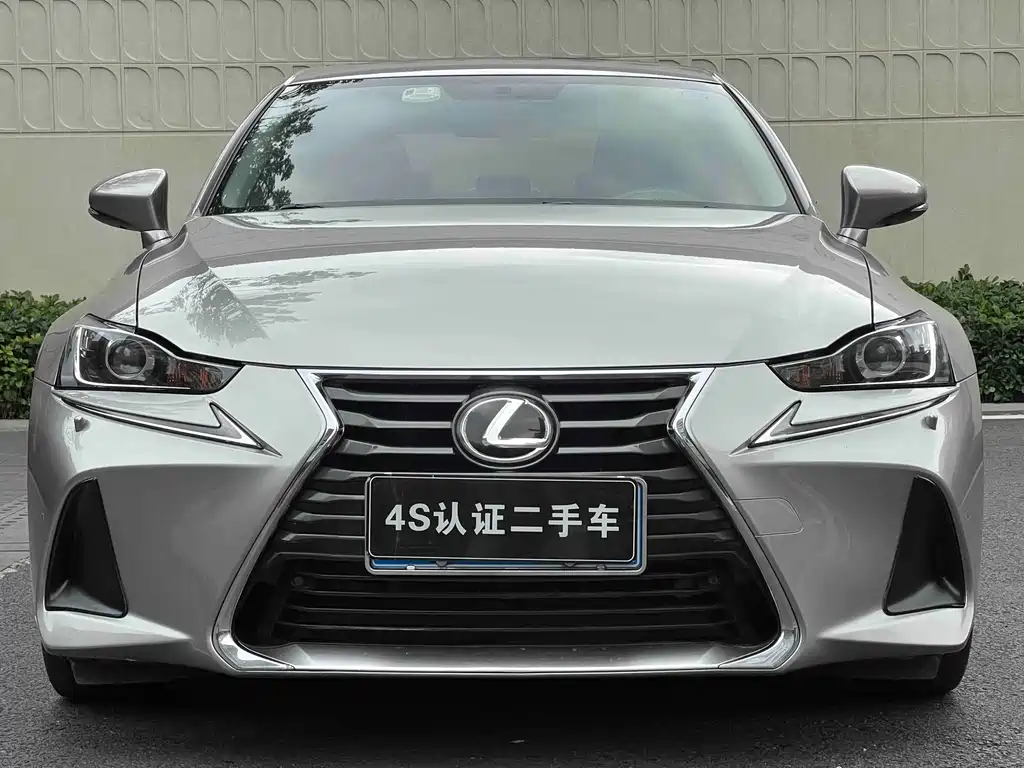 Lexus IS 2017 300 Lead