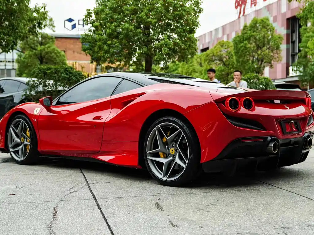 FERRARI F8