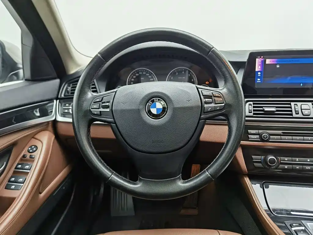 BMW 5 Series — миниатюра 11