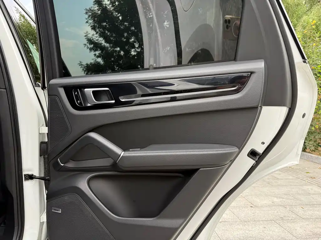 Porsche Cayenne — миниатюра 11