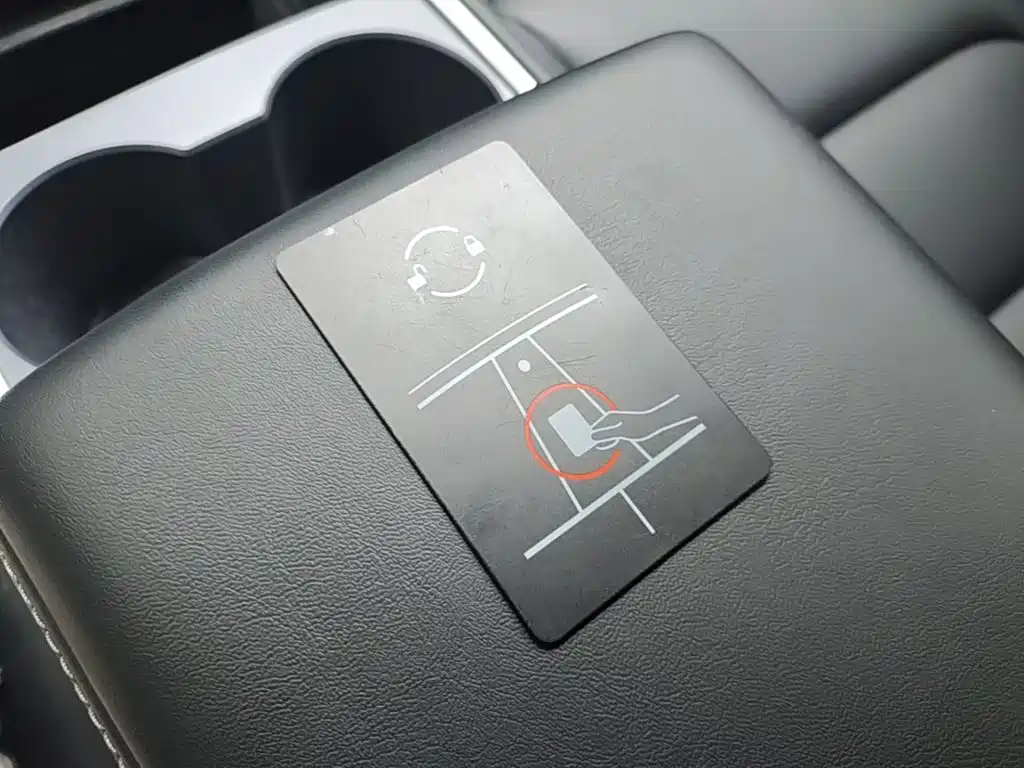 Tesla Model Y — миниатюра 9