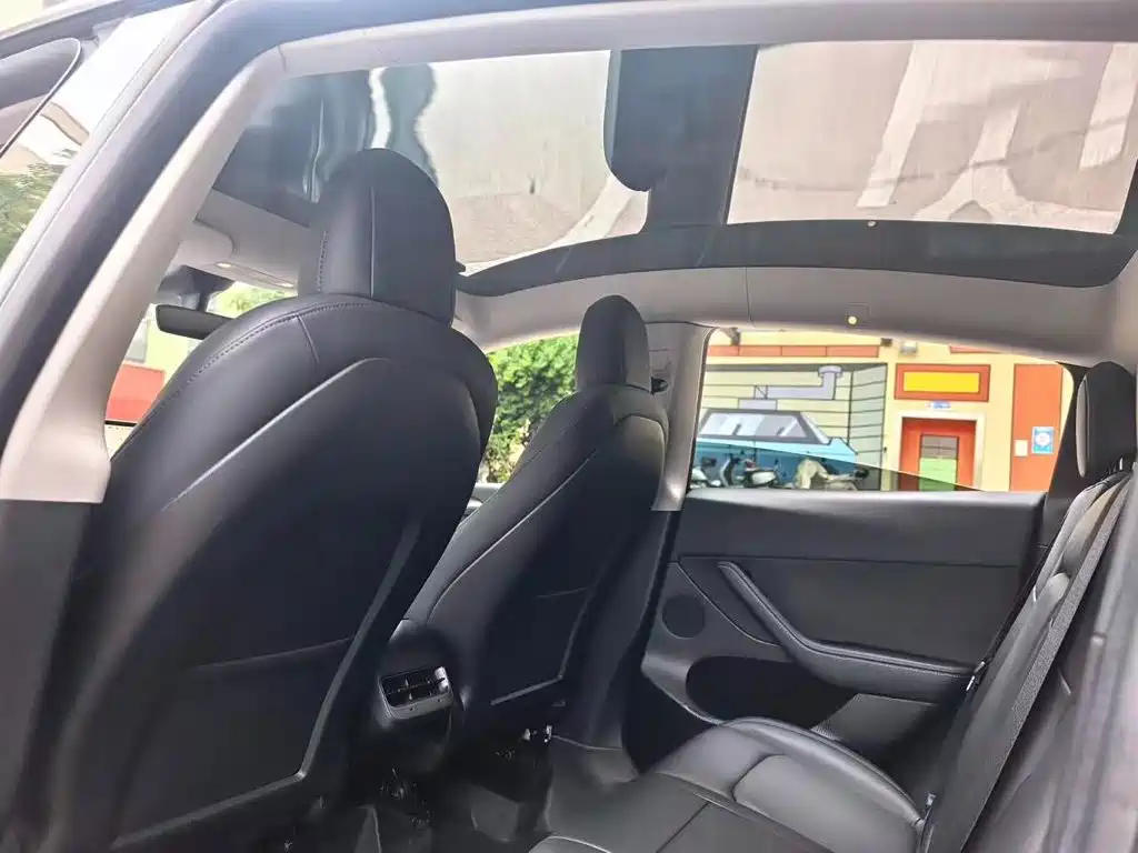 Tesla Model Y — миниатюра 7