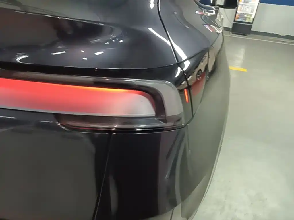 Tesla Model Y — миниатюра 8