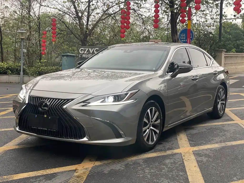 Lexus ES 2020