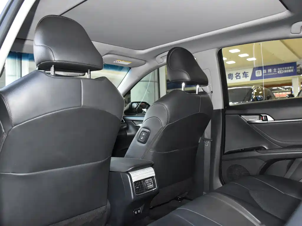 Toyota Camry — миниатюра 12