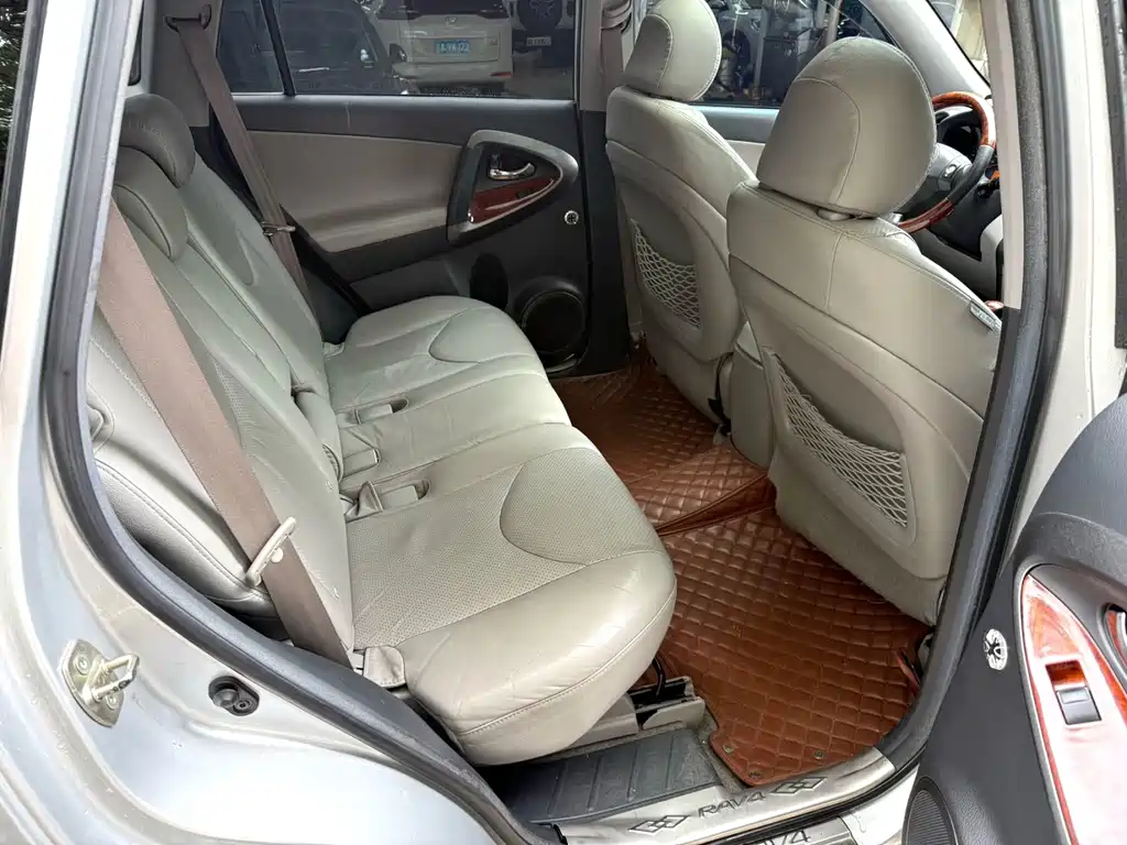 Toyota RAV4 — миниатюра 13