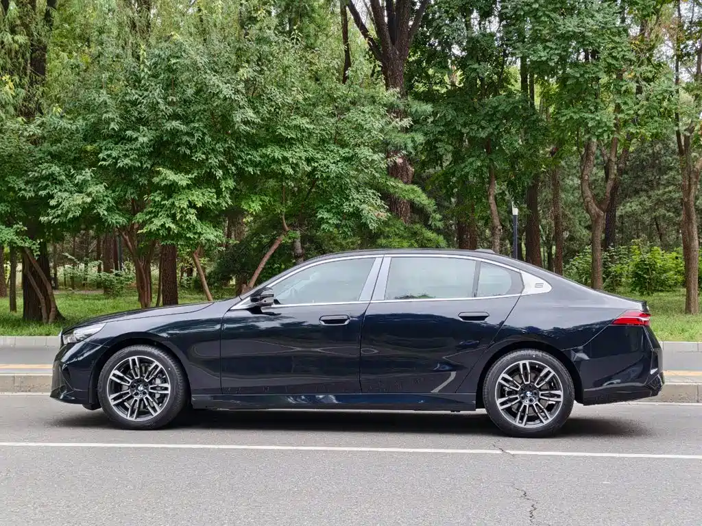 BMW 5 Series — миниатюра 3