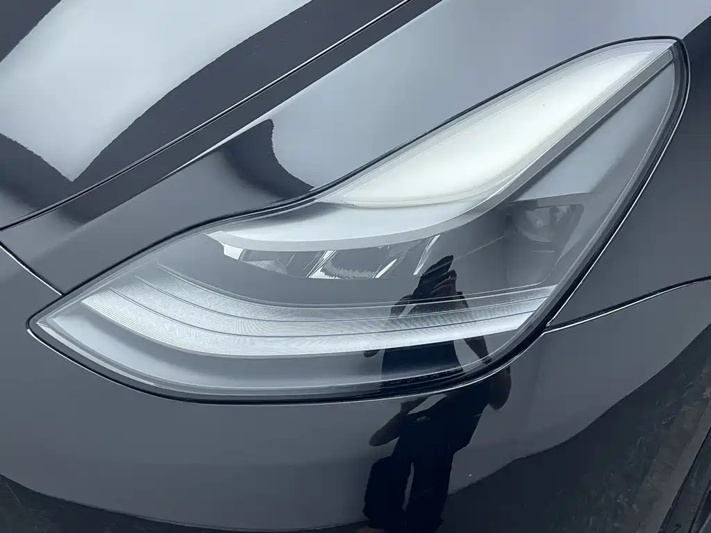 Tesla Model Y — миниатюра 9