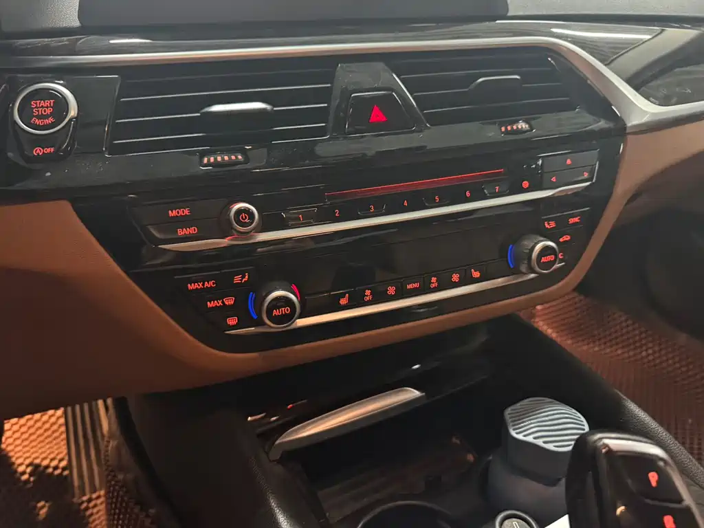 BMW 5 Series — миниатюра 8