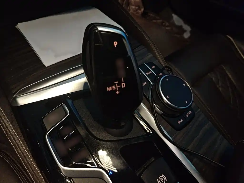 BMW 5 Series New Energy — миниатюра 7