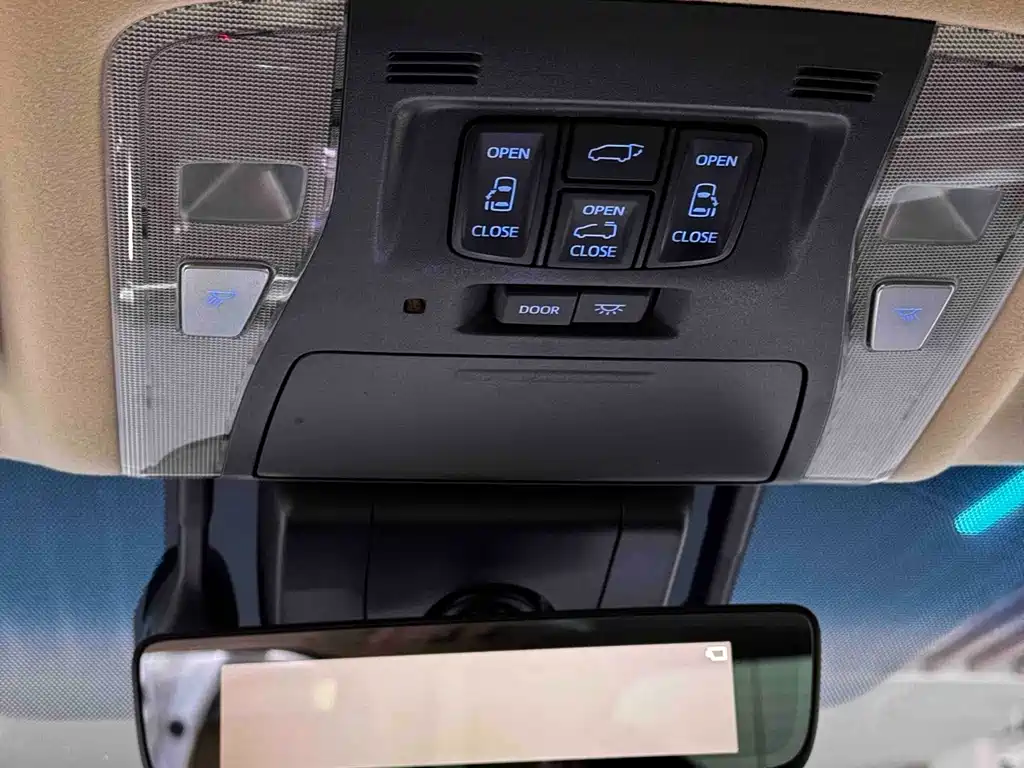 Toyota Alphard — миниатюра 18