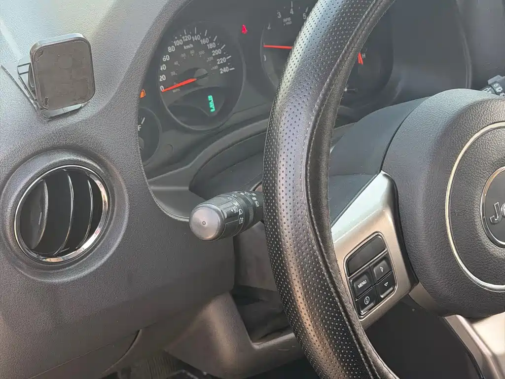 Jeep Compass (Import) — миниатюра 8