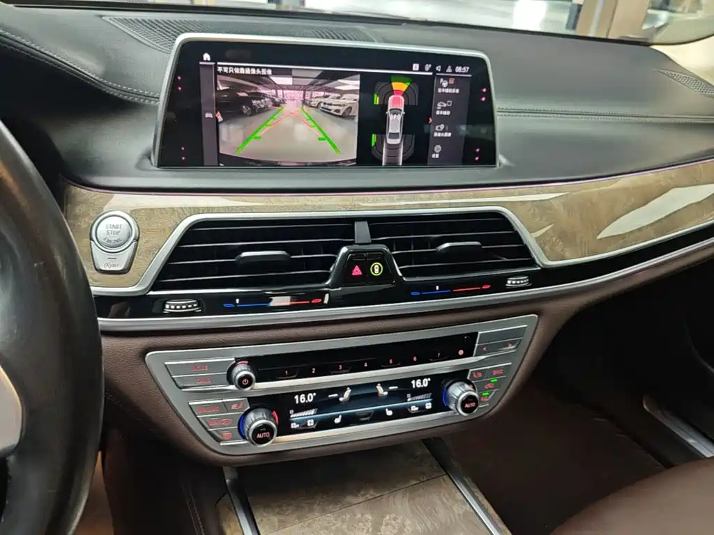 BMW 7 Series — миниатюра 13