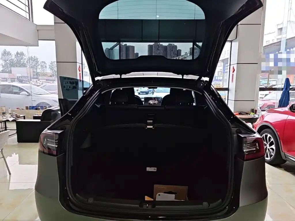 Tesla Model Y — миниатюра 19