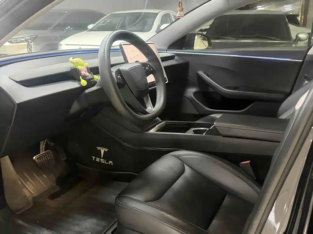 Tesla Model 3 — миниатюра 7