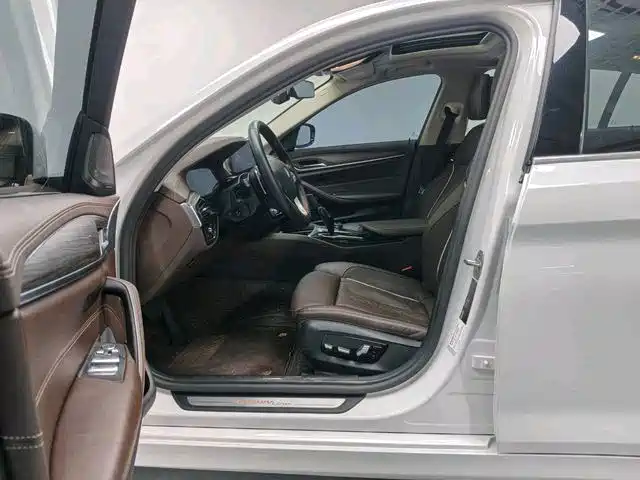 BMW 5 Series — миниатюра 10