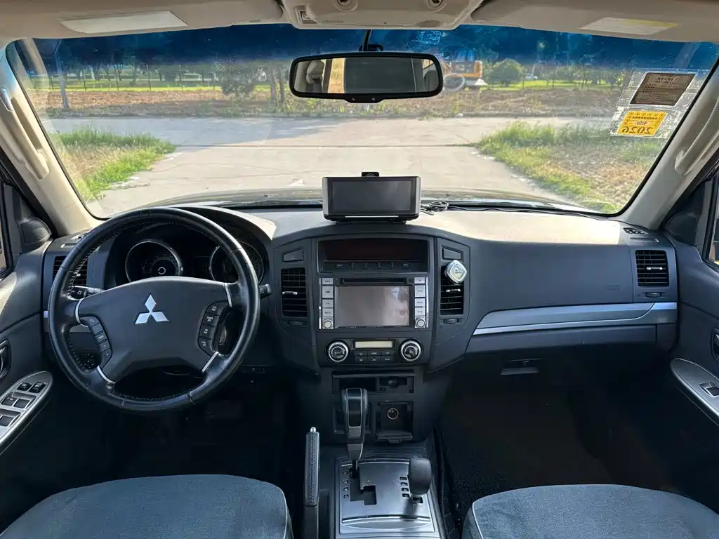 Mitsubishi Pajero (Import) — миниатюра 19