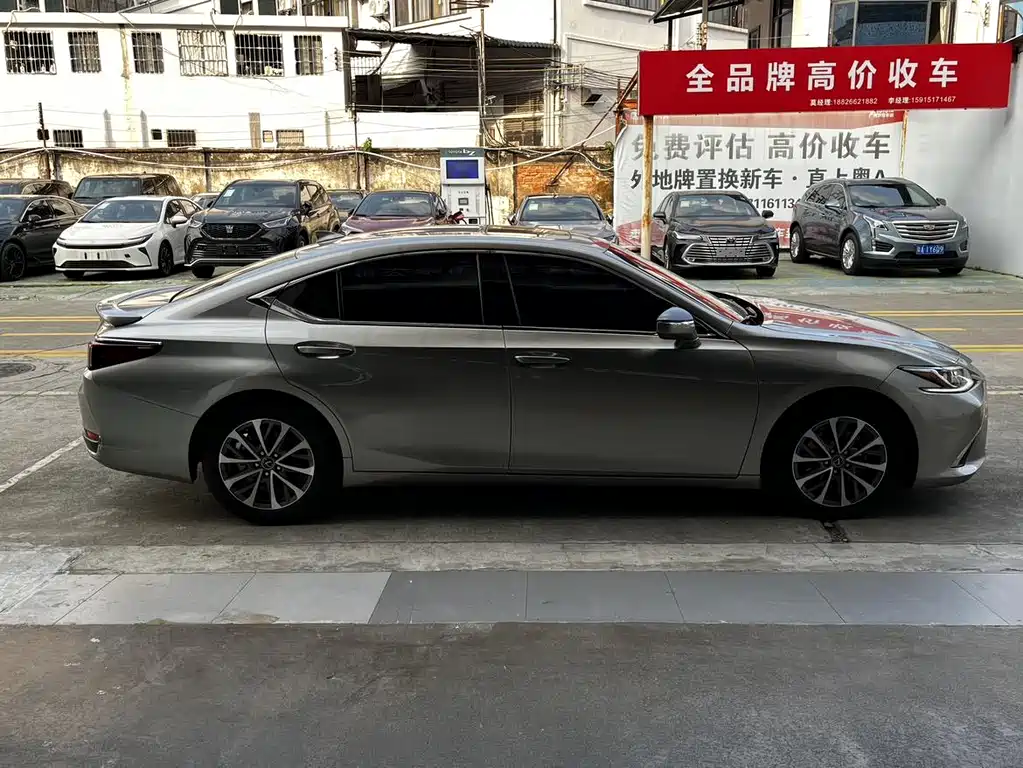 Lexus ES 2022 300h
