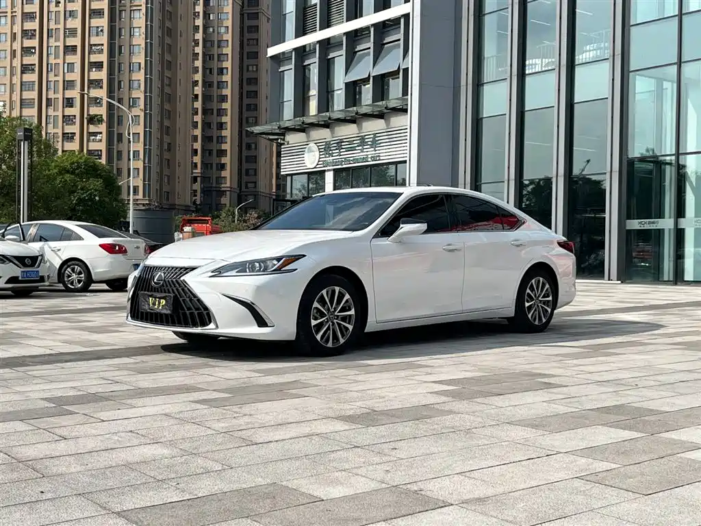 Lexus ES 2022