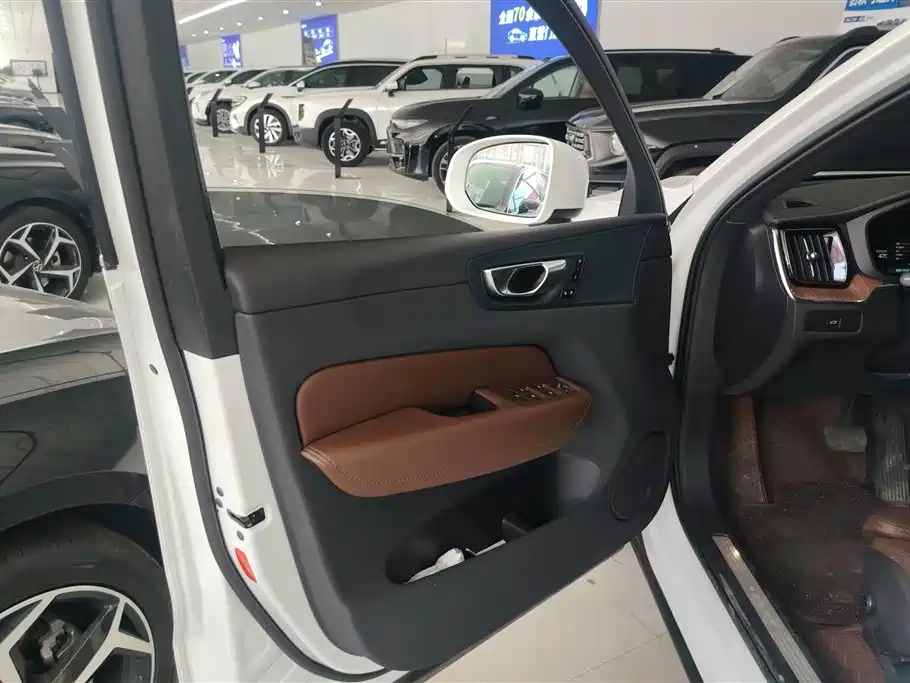Volvo XC60 2025 B5 Luxury
