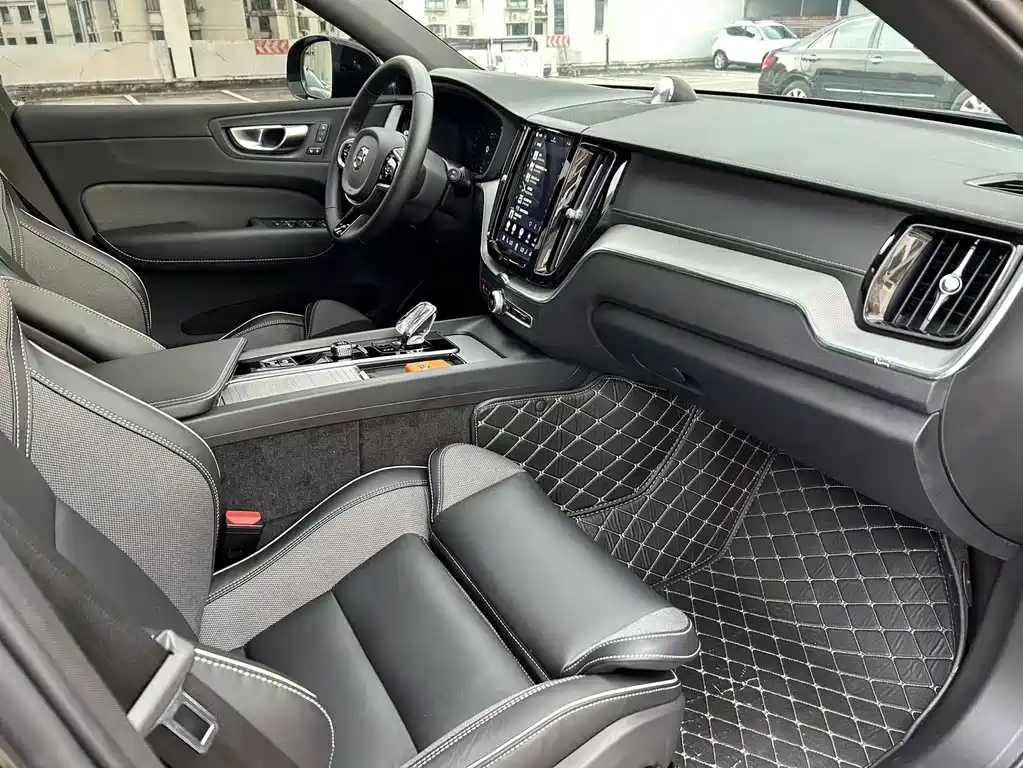Volvo XC60 PHEV — миниатюра 17