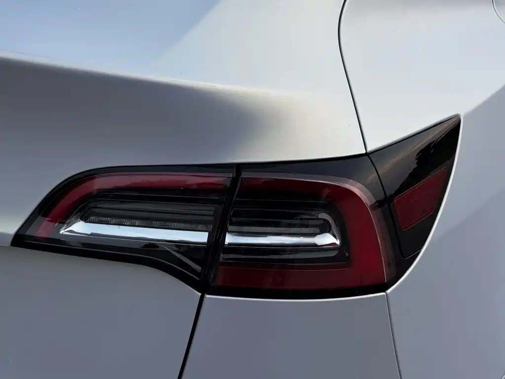 Tesla Model Y — миниатюра 12