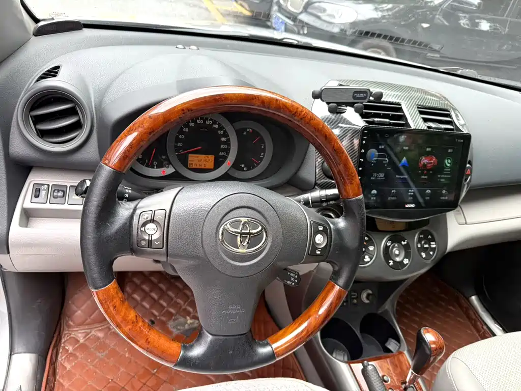 Toyota RAV4 — миниатюра 17