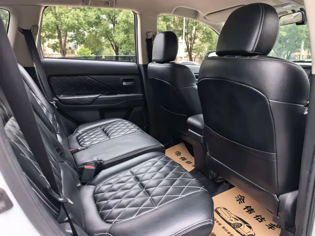 MITSUBISHI OUTLANDER