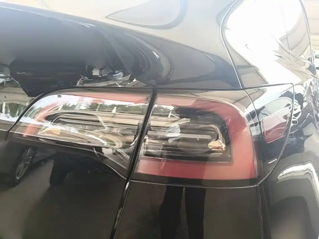 Tesla Model Y — миниатюра 8