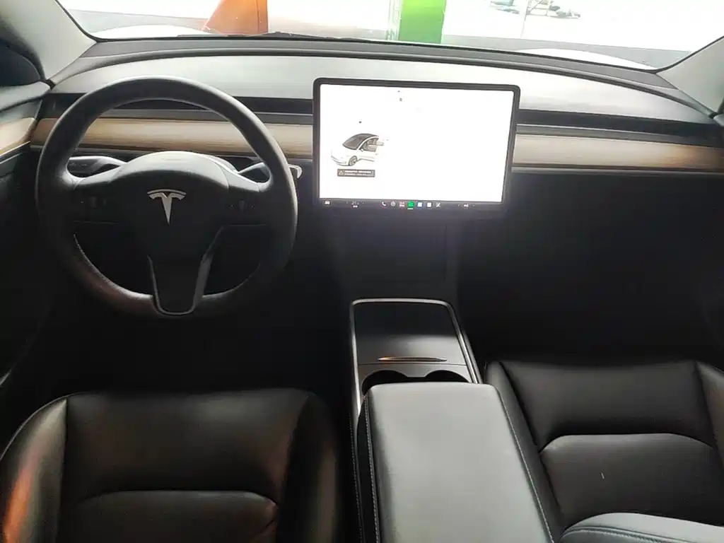 Tesla Model 3 — миниатюра 10
