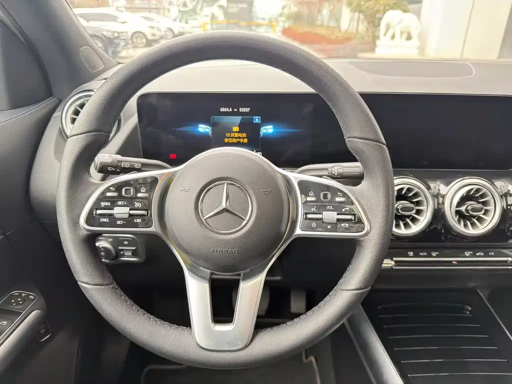MERCEDES-BENZ GLA