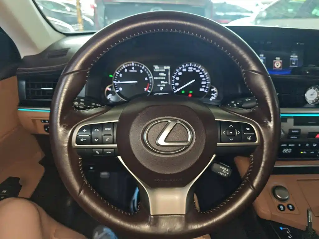 Lexus ES — миниатюра 11
