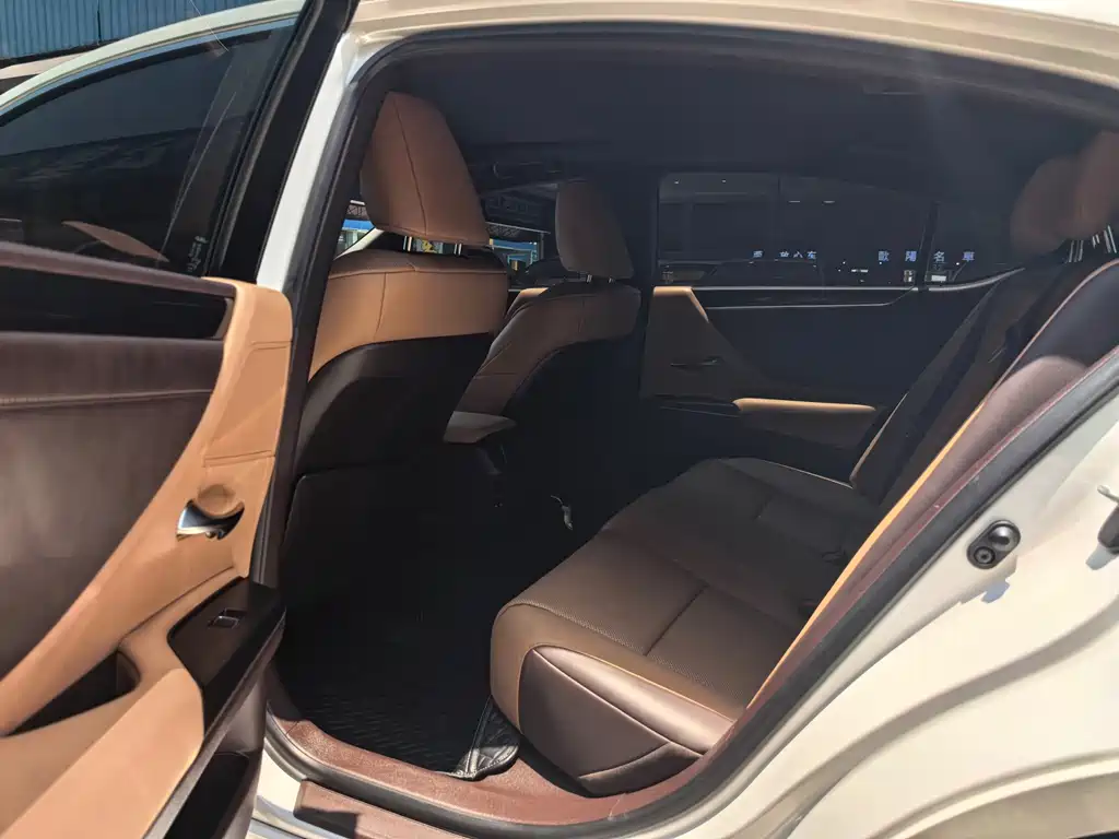 Lexus ES 2021 200