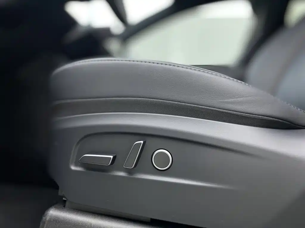 Tesla Model Y — миниатюра 19