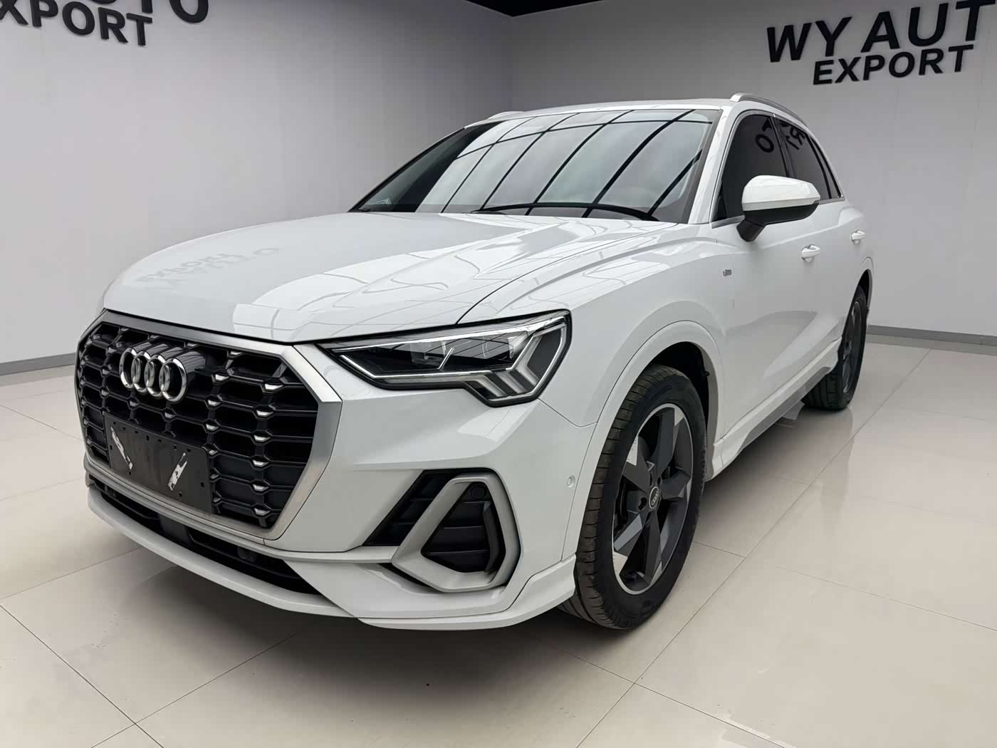 Audi Q3 1.4 л 2022 г. Белый, пробег 18000 км