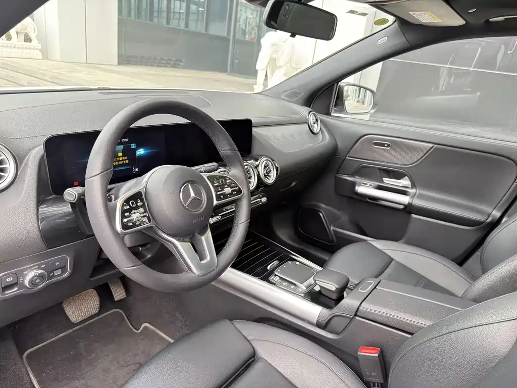 MERCEDES-BENZ GLA