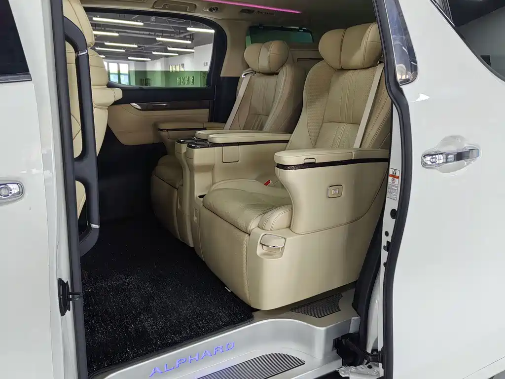 Toyota Alphard — миниатюра 5