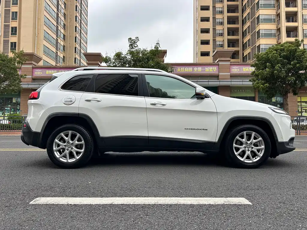 Jeep Cherokee — миниатюра 8