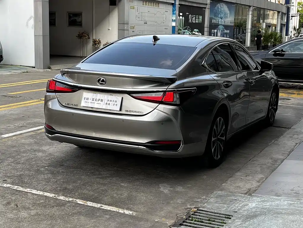 Lexus ES 2022 300h
